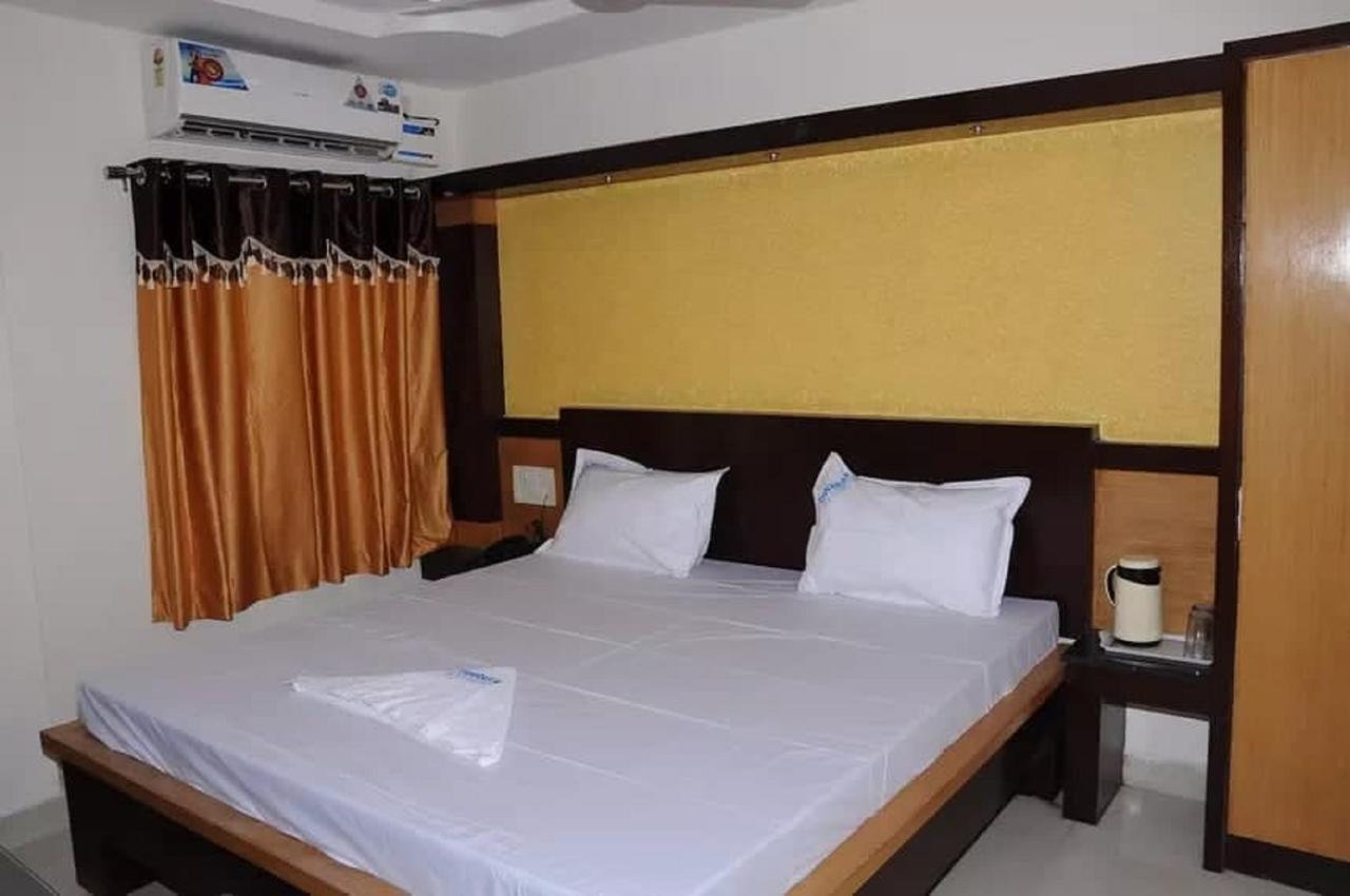 Dwaraka Residency Hotell Kākināda Eksteriør bilde